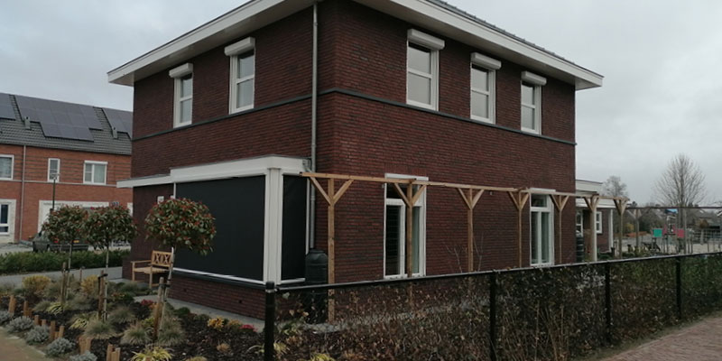 Rolluiken en ritzscreens van Verano voor de ramen van een huis