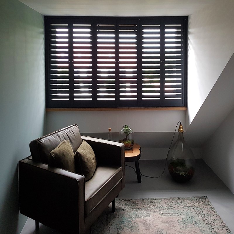 Zwarte shutters