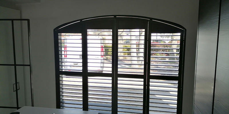 Shutters voor het raam