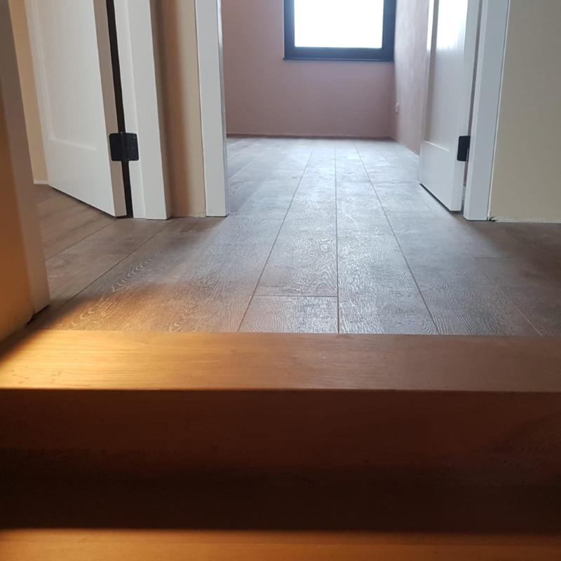 Gelegde vloer in een huis