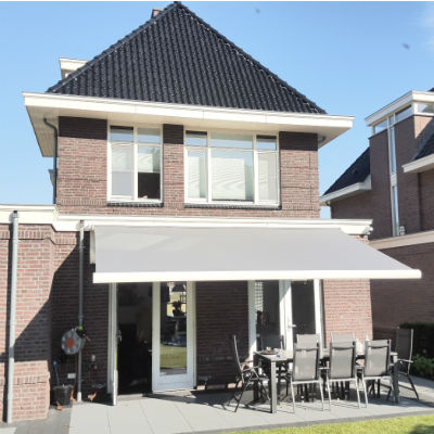 Een vrijstaand huis met een Verano Rhodos zonnescherm