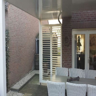 Outdoor aluminium shutter voor het raam