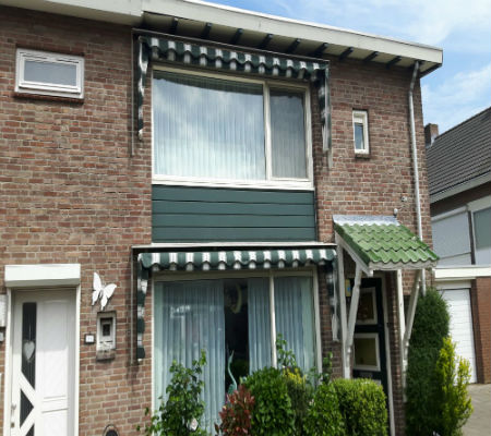 Een Verano markies voor het raam van het huis van familie Kluivert