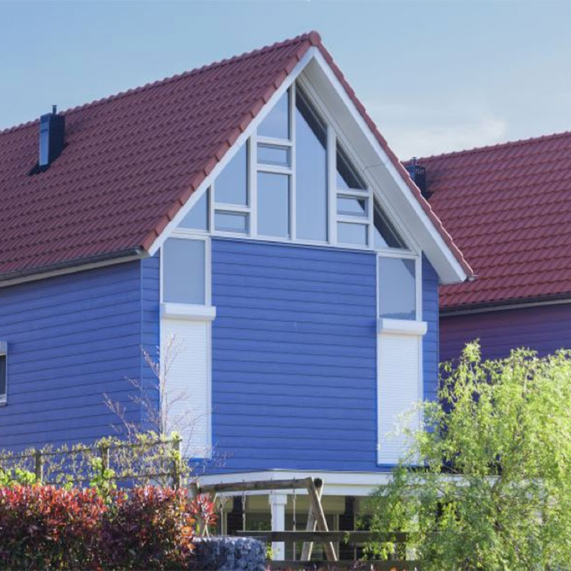 Rolluiken voor de ramen van een vrijstaand huis