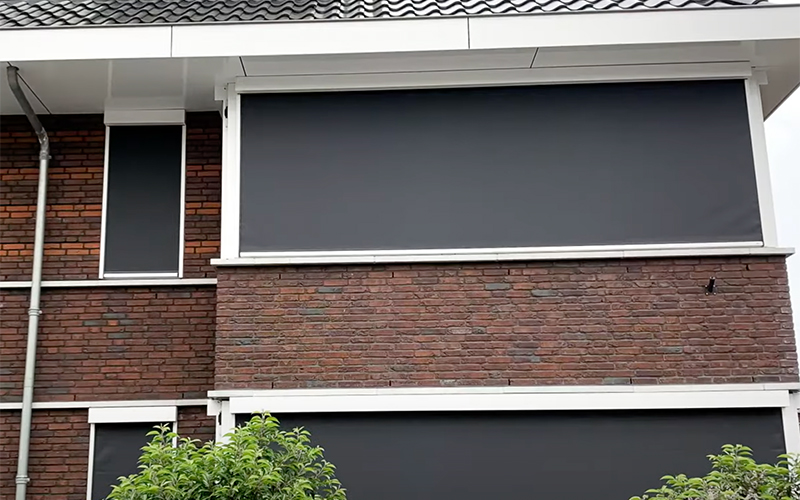 Roma Benelux Zip-screen tegen raam van huis