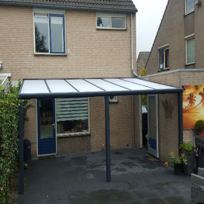 Terrasoverkapping van polycarbonaat