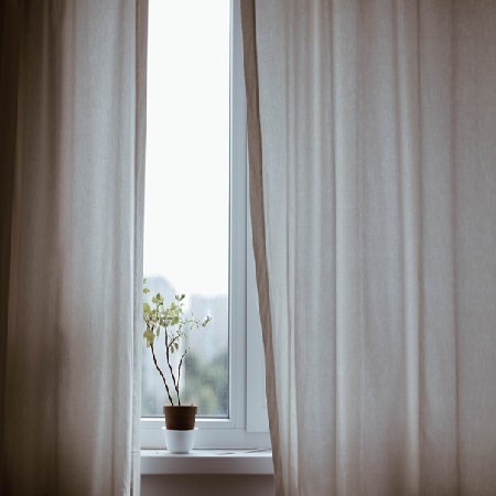 Verduisterende gordijnen in een slaapkamer